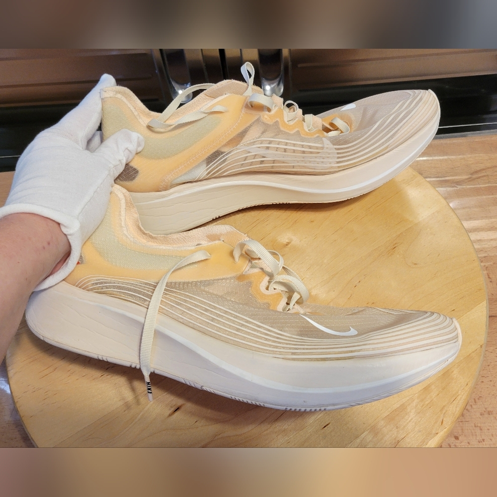 Nike Womens Zoom Fly Low Top Lace Up Running Sneaker, Off White/Peach Size 11.5